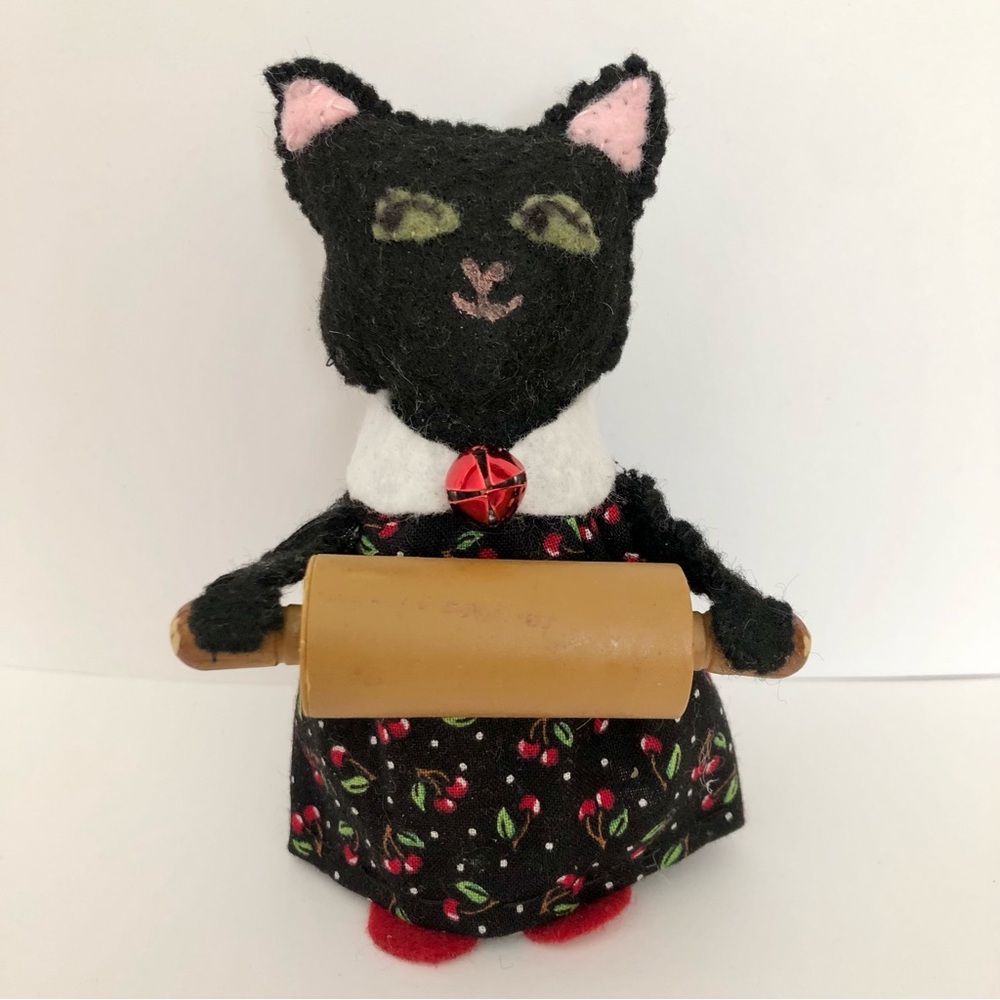 Baker Felt Cat art doll black with cherry dress, rolling pin NWT hand-sewn - Picture 7 of 7